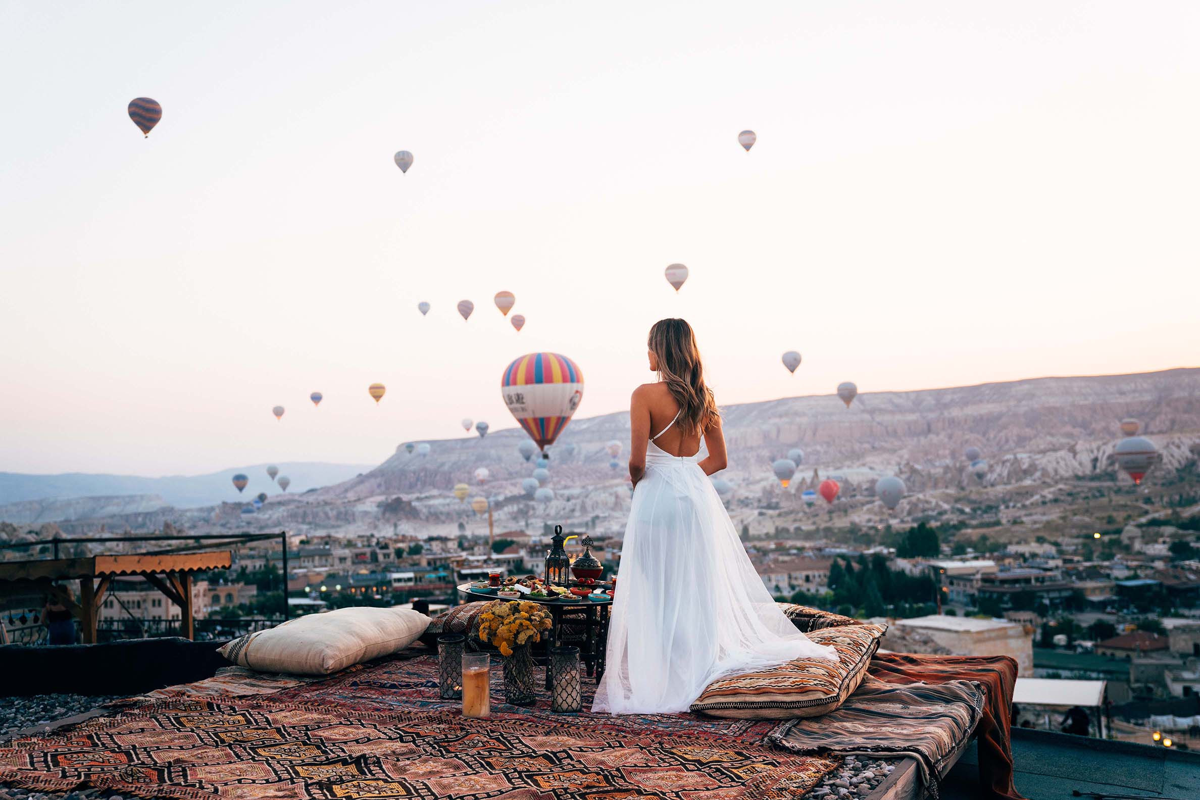 Desayuno, alfombra, luces, instalación de piscina para fotografía en Capadocia